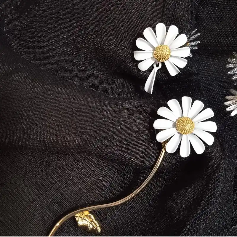 گوشواره زنانه مدل گل بابونه ka20307