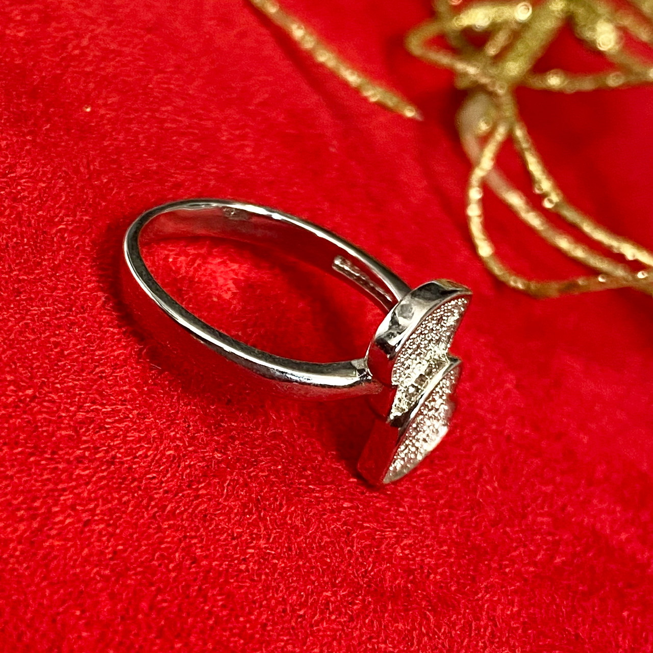 انگشتر زنانه مدل R.G