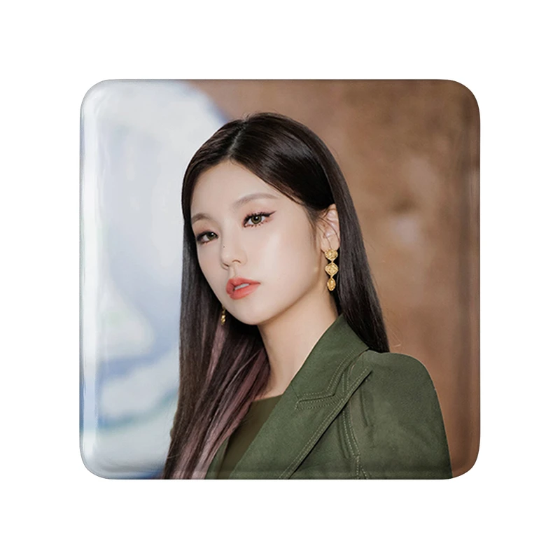 مگنت خندالو طرح یجی گروه ایتزی ITZY  مدل مربعی کد 20202