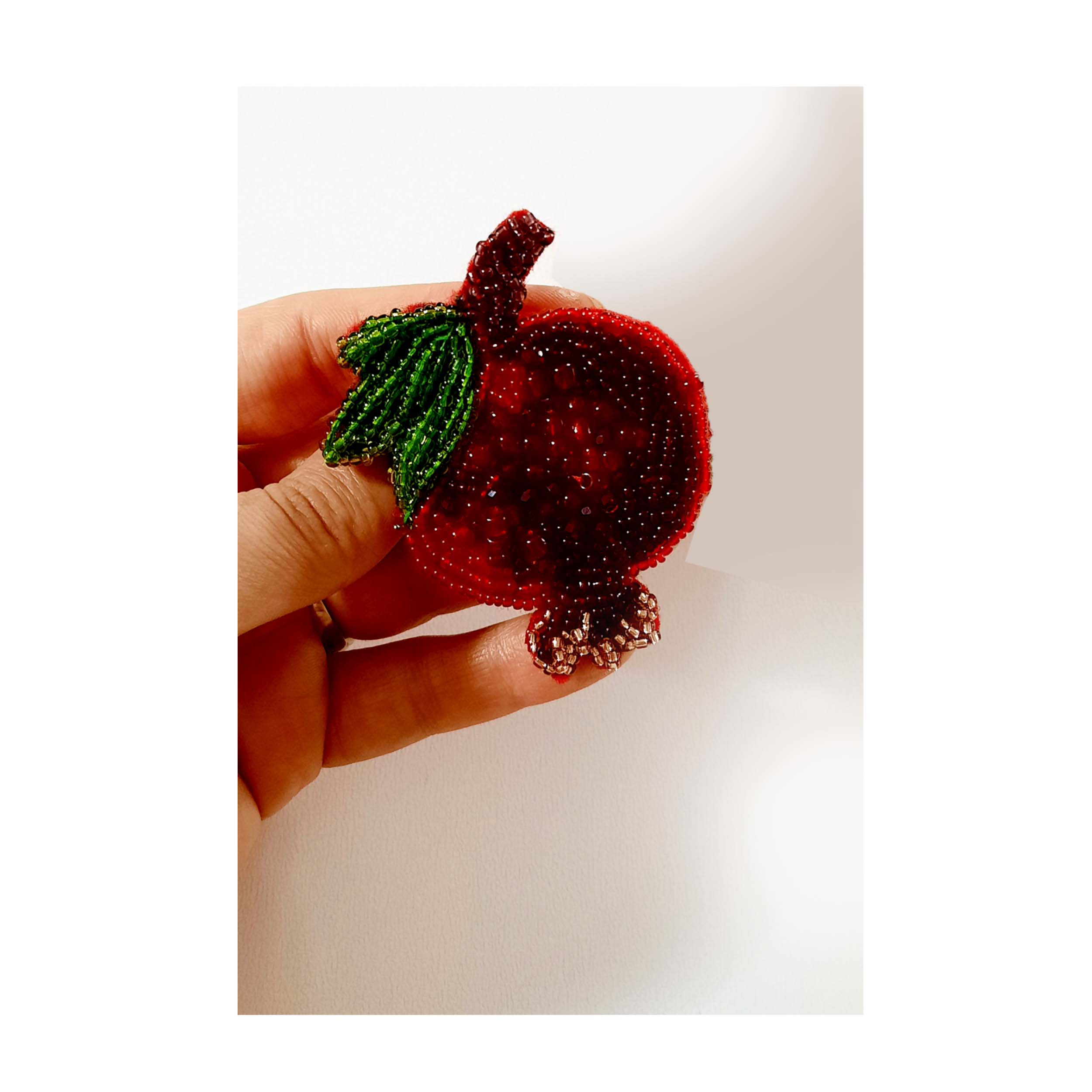 سنجاق سینه دخترانه مدل یلدا طرح انار سنجاق سینه دخترانه مدل یلدا طرح انار