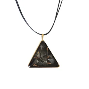 گردنبند زنانه مدل رزینی قاصدک کد 06