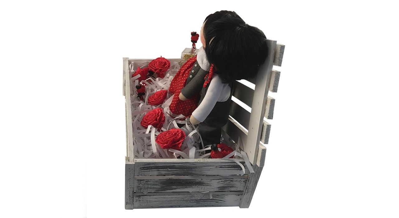 خرید اینترنتی با تخفیف ویژه عروسک کادوتل مدل دختر و پسر به همراه جعبه چوبی ارتفاع 35 سانتیمتر