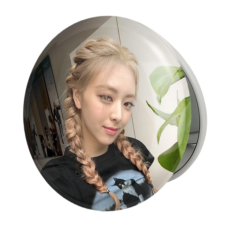 آینه جیبی خندالو طرح یونا گروه ایتزی ITZY مدل تاشو کد 20219 