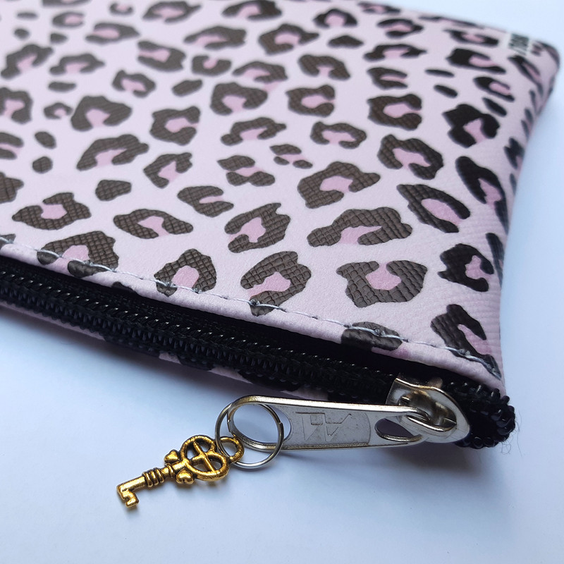 کیف لوازم آرایش زنانه طرح پلنگی مدل flat-10