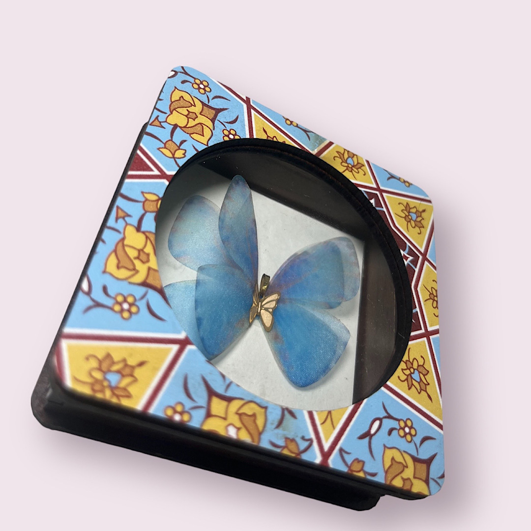 آویز گردنبند طلا 18 عیار زنانه وی وی گلد گالری مدل پروانه رنگ آبی