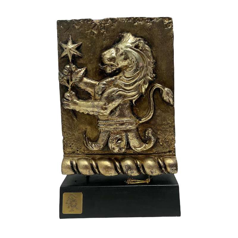 تندیس مدل ماه مرداد