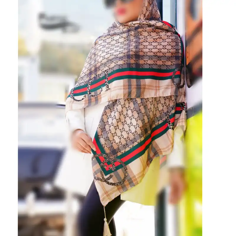 روسری زنانه  مدل پاییزی قواره بزرگ زنجیره ای