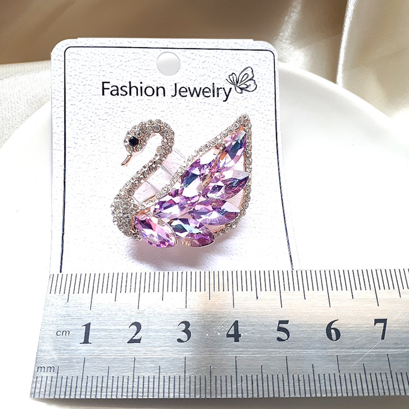 گل سینه زنانه مدل لوکس مرغابی نگین دار