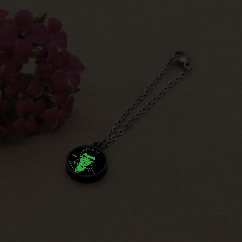 آویز ساعت زنانه ناکسیگو مدل شب تاب طرح تونی مونتانا کد AW8789