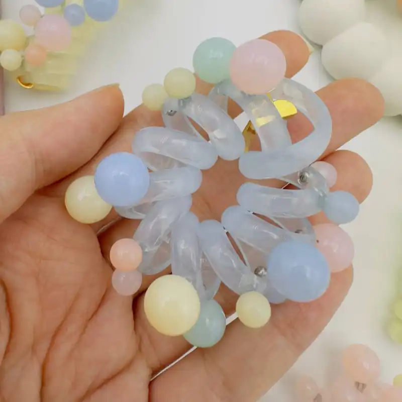 کش مو زنانه مدل فنری طرح دانه های پاستیلی