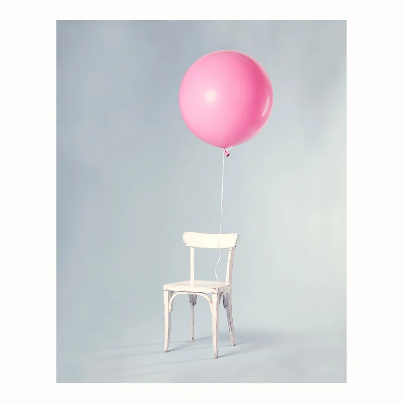 پوستر مدل  بالون به صندلی بسته شده 