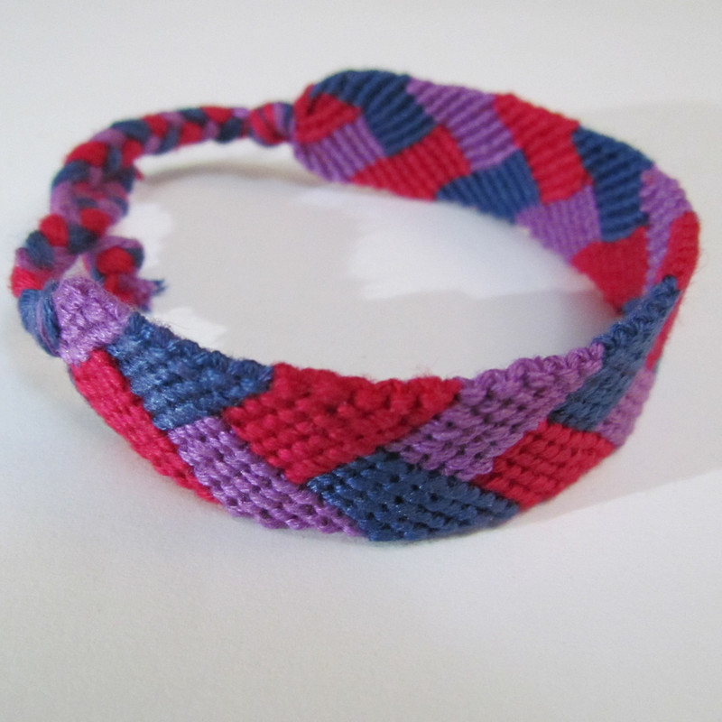 دستبند مدل نخی دستباف کد A5