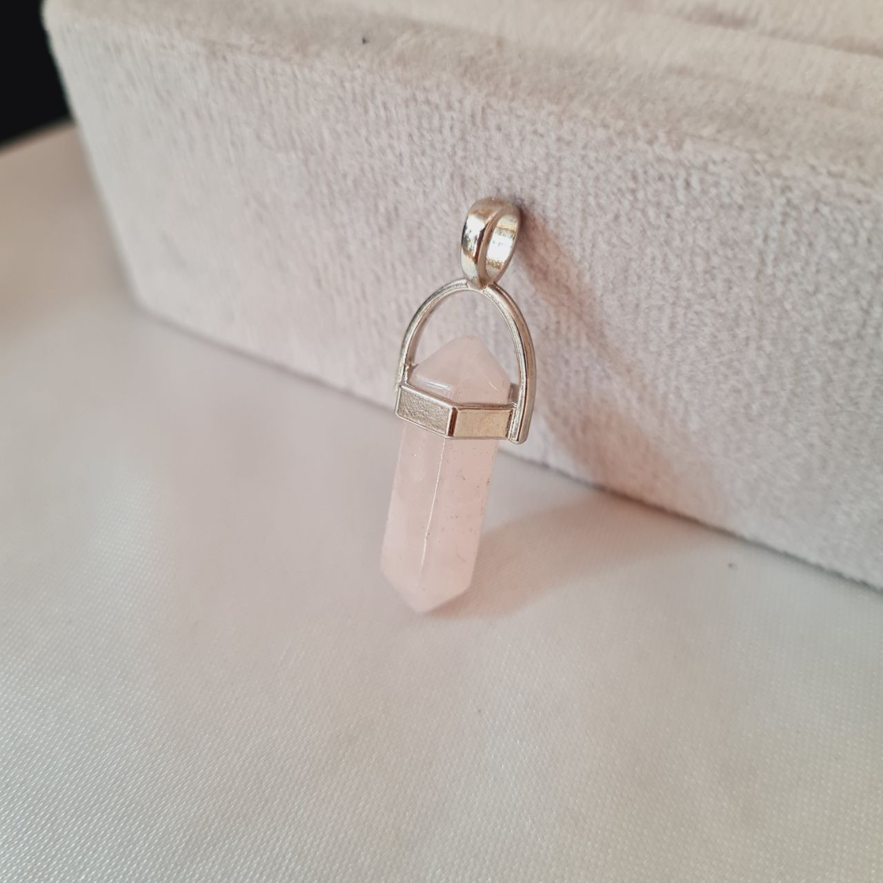 آویز گردنبند مدل منشور طرح سنگ کوارتز آویز گردنبند مدل منشور طرح سنگ کوارتز