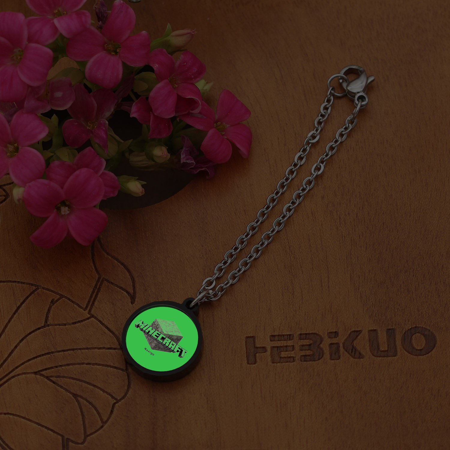 آویز ساعت زنانه ناکسیگو مدل شب تاب طرح Minecraft کد AW7206