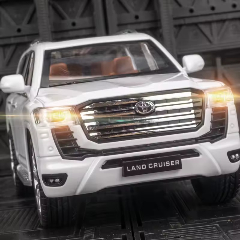 ماکت ماشین ناب سل مدل تویوتا لندکروز فلزی TOYOTA LANDCRUISER LC300 به همراه جاسوییچی