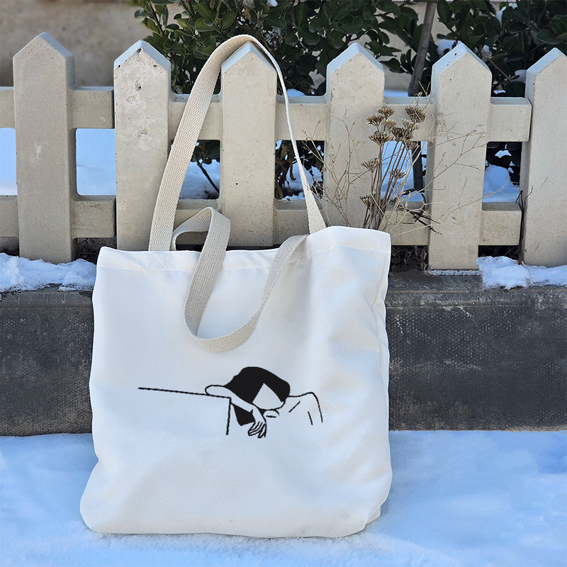 ساک خرید پارچه ای خندالو طرح دختر دل شکسته مدل توت بگ کد 6848