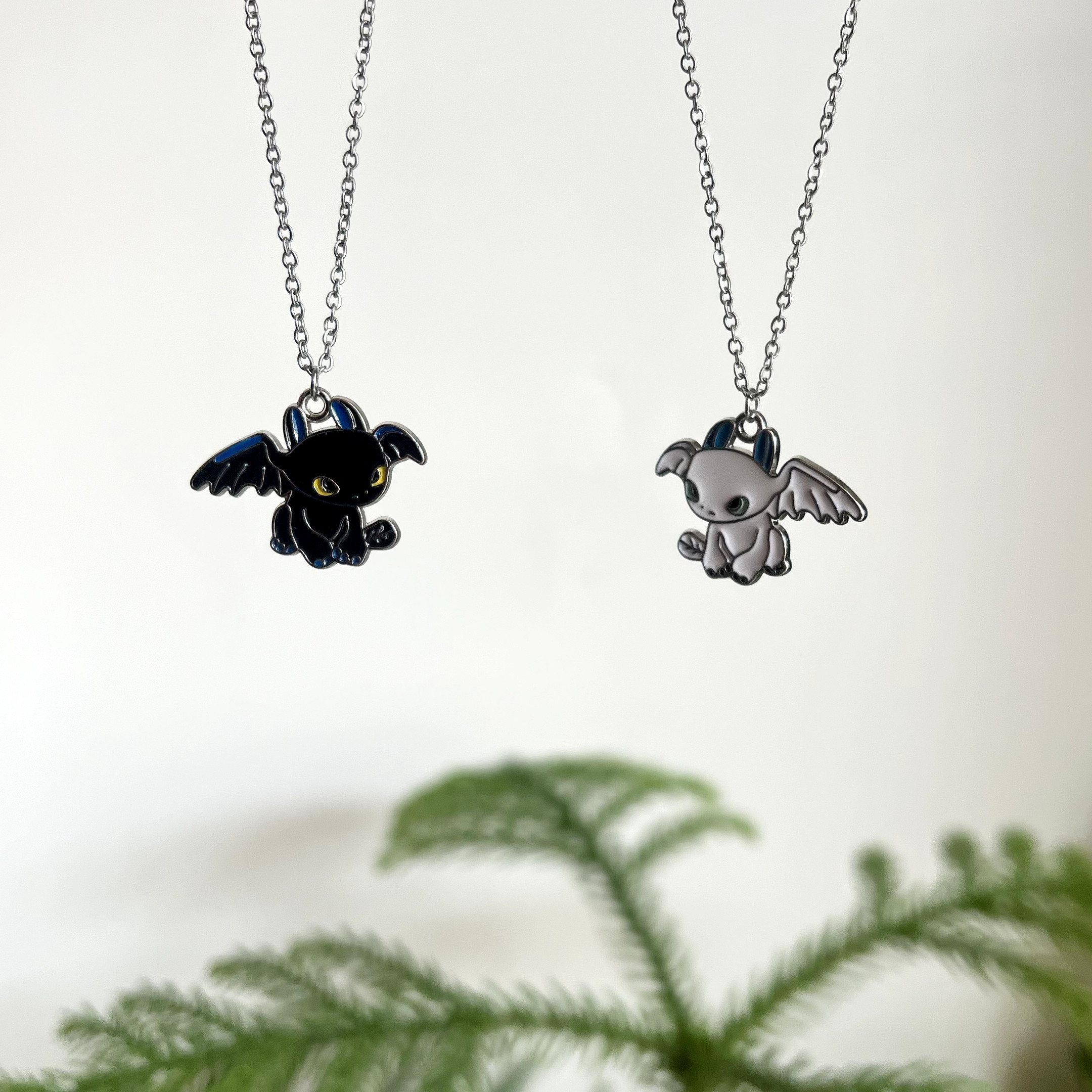 گردنبند دخترانه مدل خشم شب و خشم روز اژدها سواران بسته 2 عددی گردنبند دخترانه مدل خشم شب و خشم روز اژدها سواران بسته 2 عددی