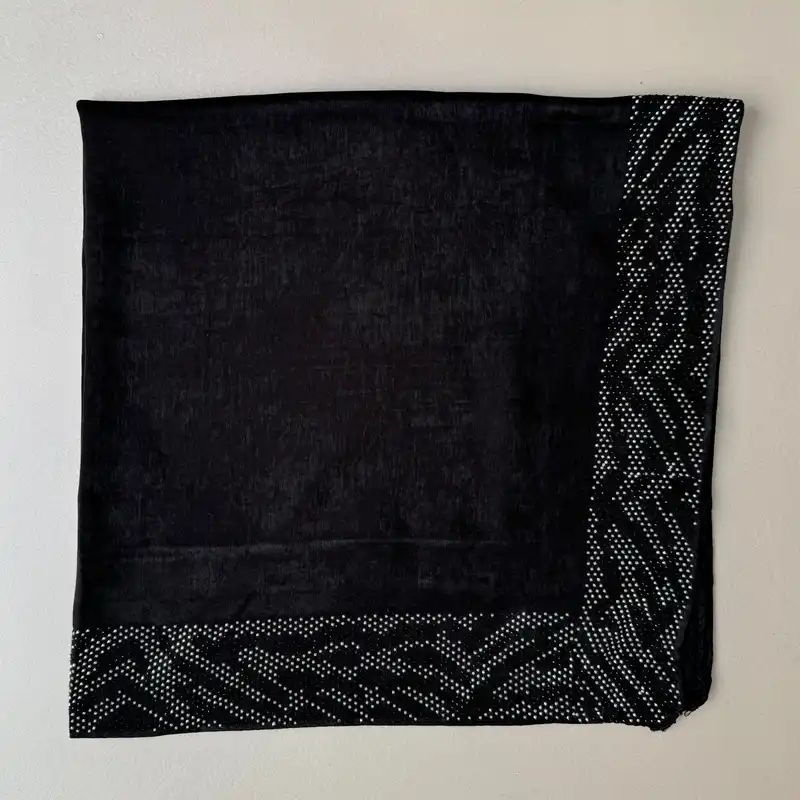 روسری زنانه مدل مینی ساتن کوپرا نگینی سنگ دوزی حرارتی پوست ماری قواره 70