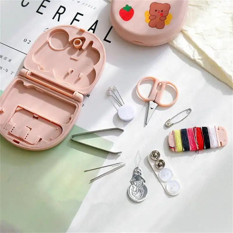 جعبه ابزار خیاطی مدل مسافرتی طرح توت فرنگی مجموعه 20 عددی