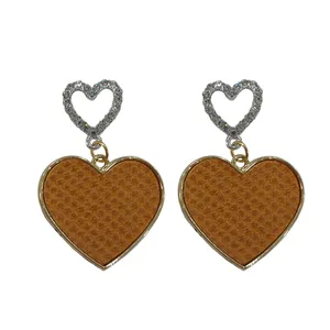 گوشواره زنانه مدل فانتزی طرح قلبی نگینی