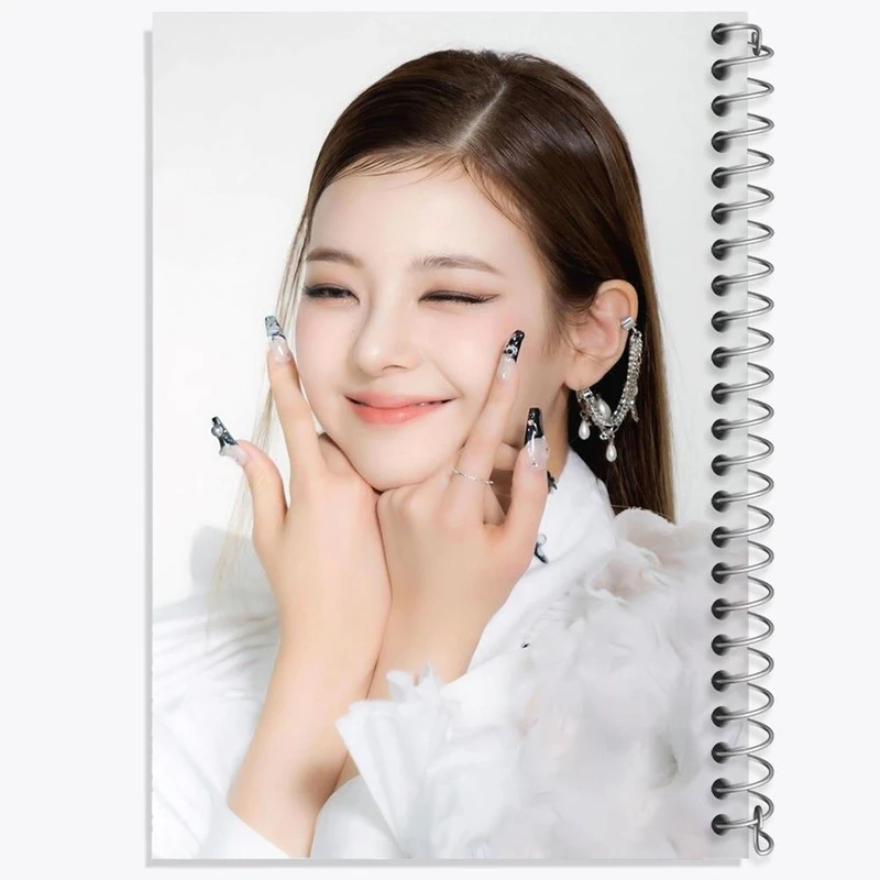 دفتر ژورنال نویسی 50 برگ خندالو مدل نقطه ای طرح لیا گروه ایتزی ITZY کد 20195