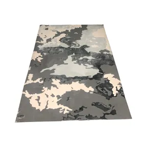 فرش ماشینی 700 شانه زمینه طوسی حاشیه طوسی مدل چریکی