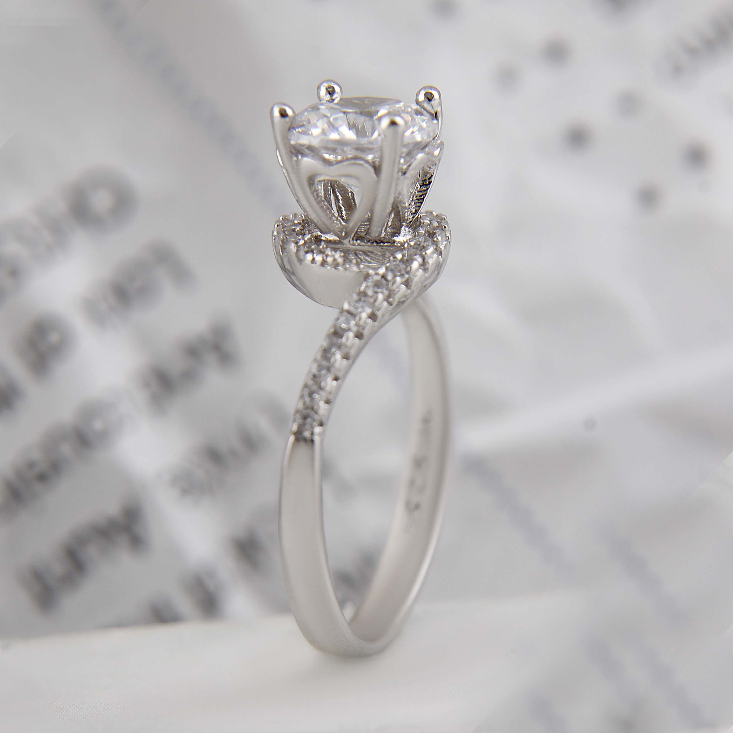 انگشتر نقره زنانه بازرگانی میلادی مدل نگین برلیان اتمی طرح نامزدی ابکاری رادیوم کد AWR_1425