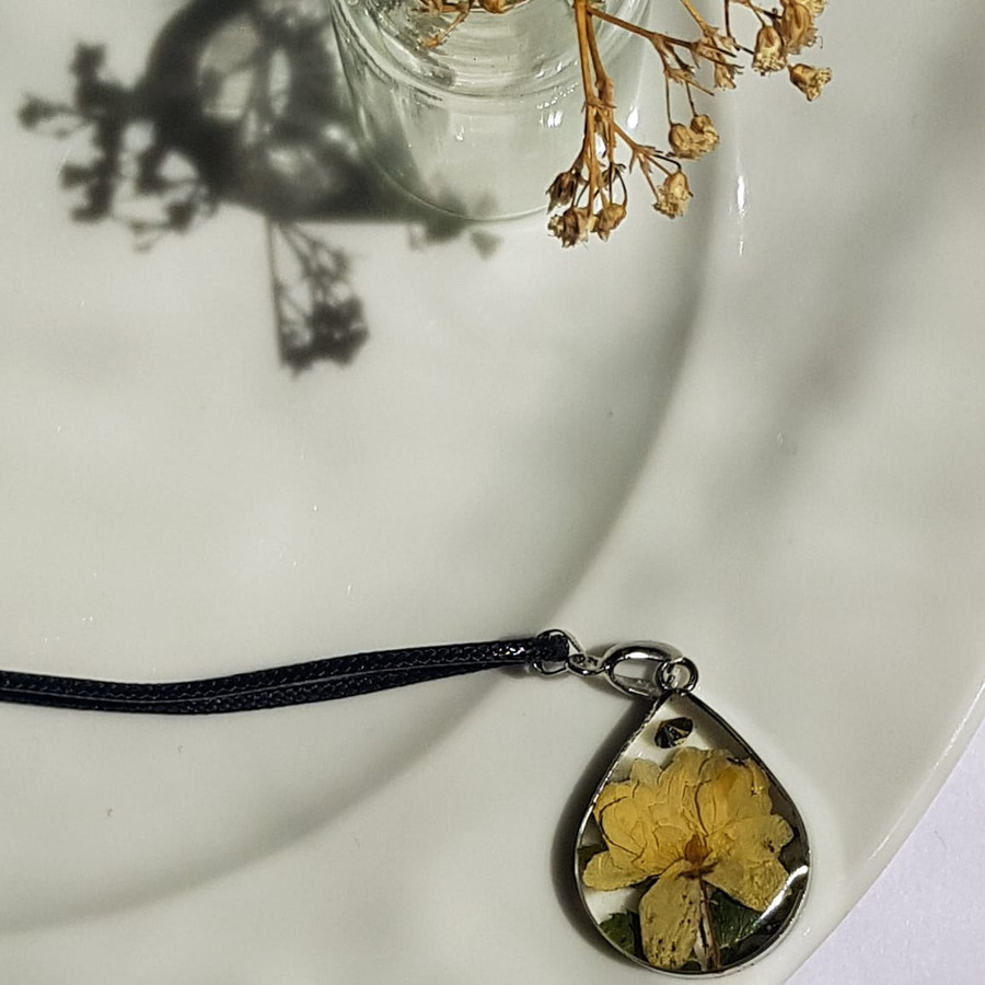 گردنبند دخترانه مدل رزینی گل خشک