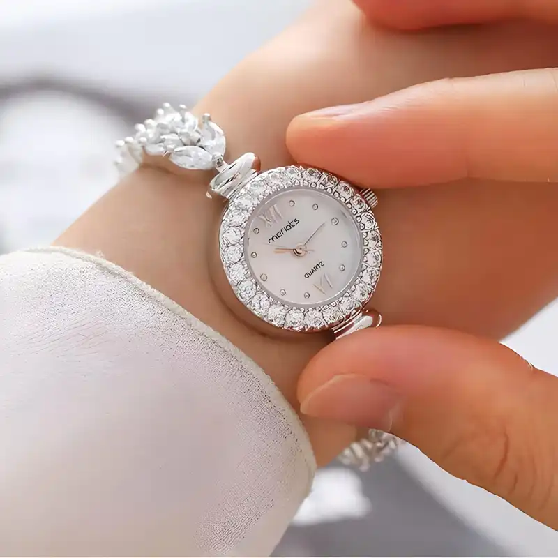 ساعت مچی عقربه ای زنانه مِرلوتس مدل جواهری نگین زیرکونیوم بند گندمی