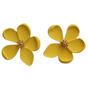 گوشواره میخی زنانه مدل سرامیکی طرح گل کد A14