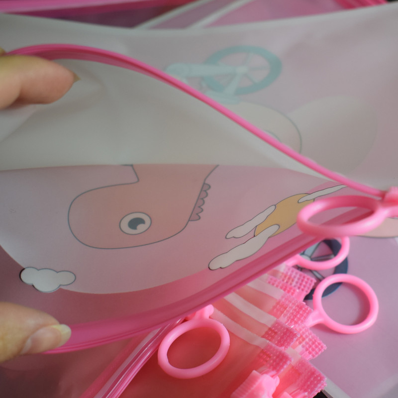 پوشه مدل زیپ دار طرح دایناسور کد 140202JARO پوشه مدل زیپ دار طرح دایناسور کد 140202JARO