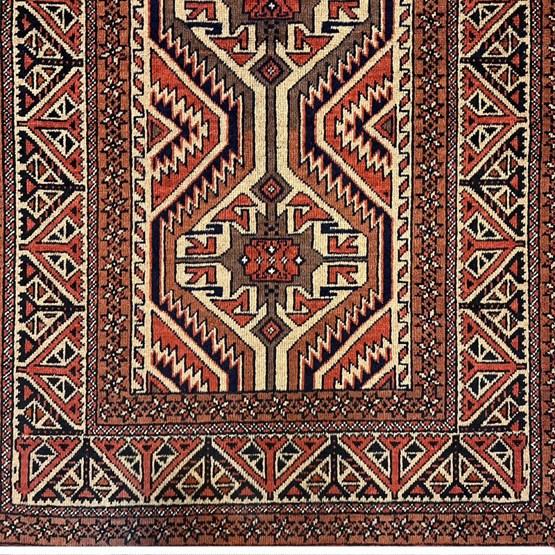 فرش دستبافت‌ ۱.۵ متری مدل بلوچ طرح هندسی