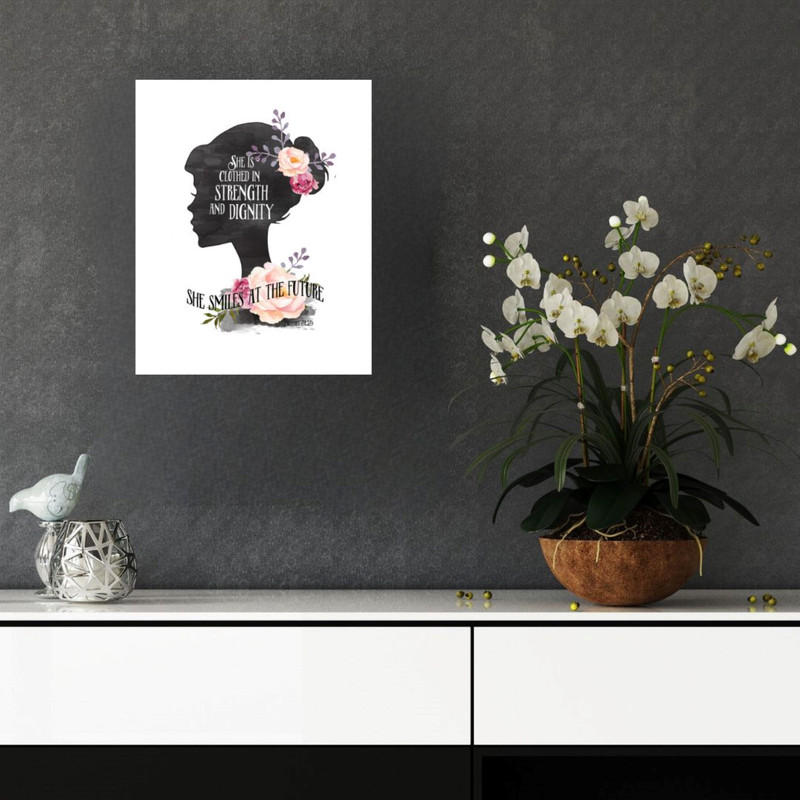 پوستر مدل  او با قدرت و شرافت لباس پوشیده است  