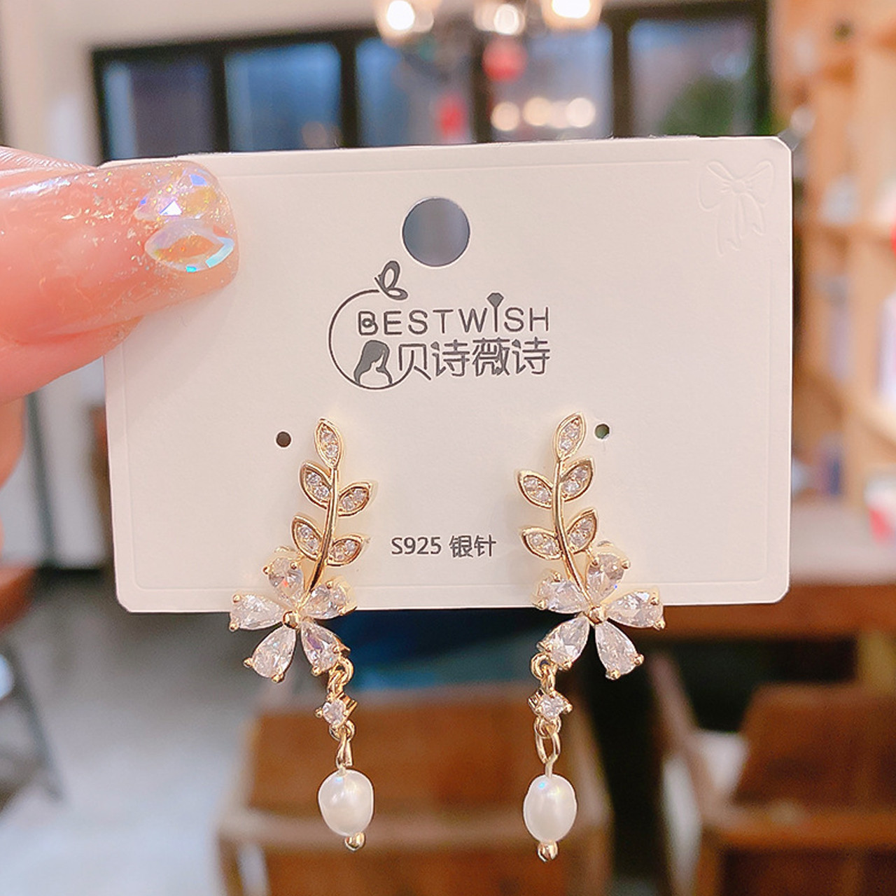 گوشواره زنانه مدل گل و برگ هلال کد 00702