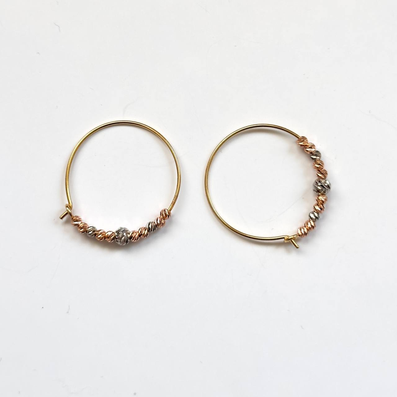 گوشواره طلا 18 عیار زنانه مدل G015 طرح حلقه ایی با گوی های تراش