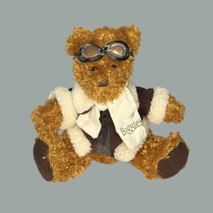 عروسک طرح خرس خلبان مدل Biggles Pilot the Bear کد SZ13/1168 طول 20 سانتی‌متر