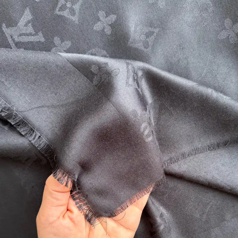 روسری زنانه مدل نخی قواره بزرگ رسمی اداری چهار فصل طرح لویی ویتون کد 1