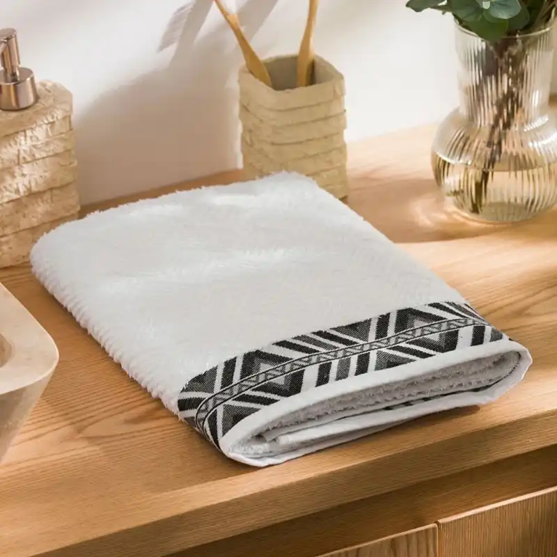 حوله ال سی دابلیو هوم مدل Embroidered سایز 140×70 سانتی متر