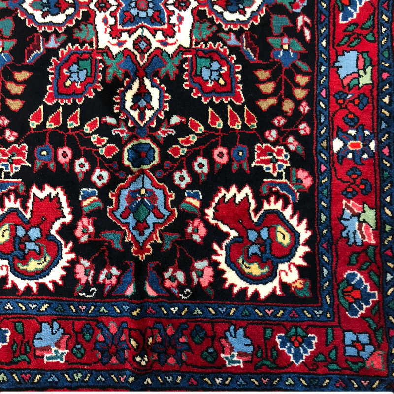 فرش دستبافت ۱.۵ متری مدل نهاوند زمینه مشکی