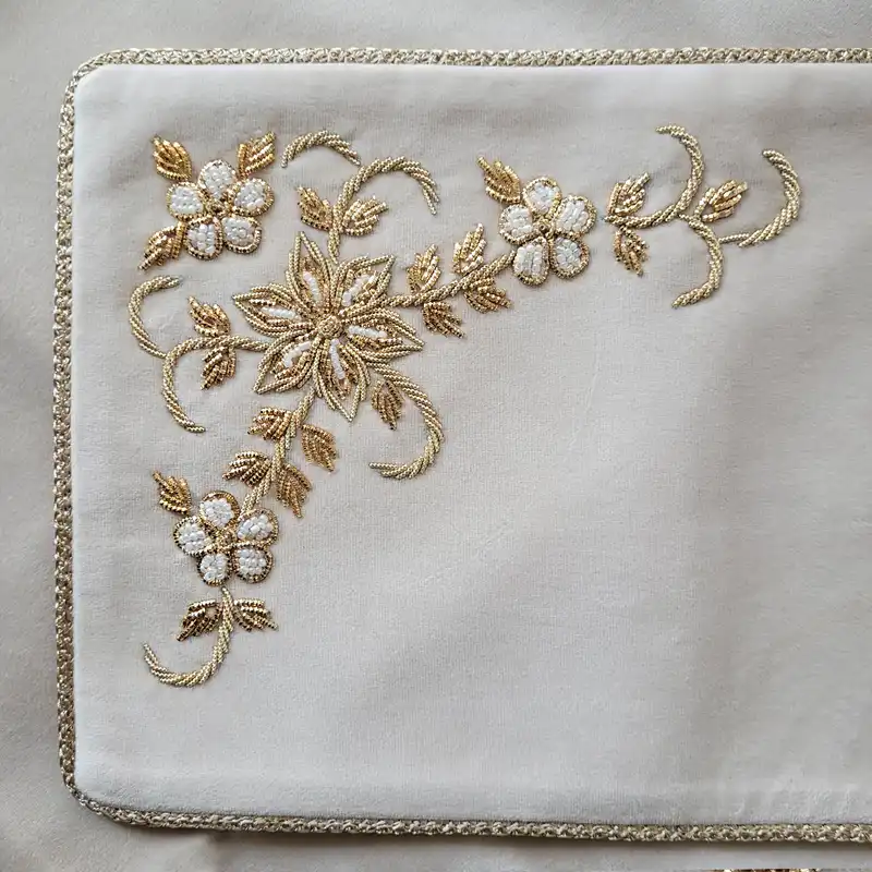 جانماز سرمه دوزی مدل مخمل شکوفه