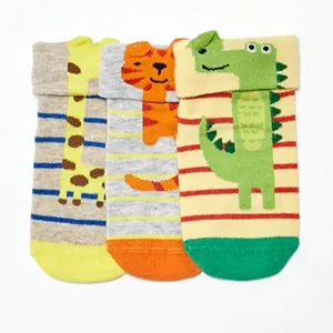 جوراب بچگانه ال سی وایکیکی مدل W14644Z1 مجموعه 3 عددی