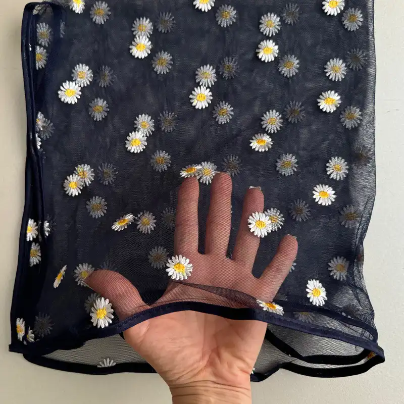 روسری زنانه مدل مینی اسکارف توری گل گلی بابونه ای قواره ۶۰ کد ۶