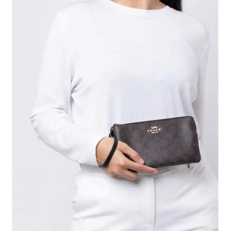 کیف دستی زنانه کوچ مدل Signature Corner Zip