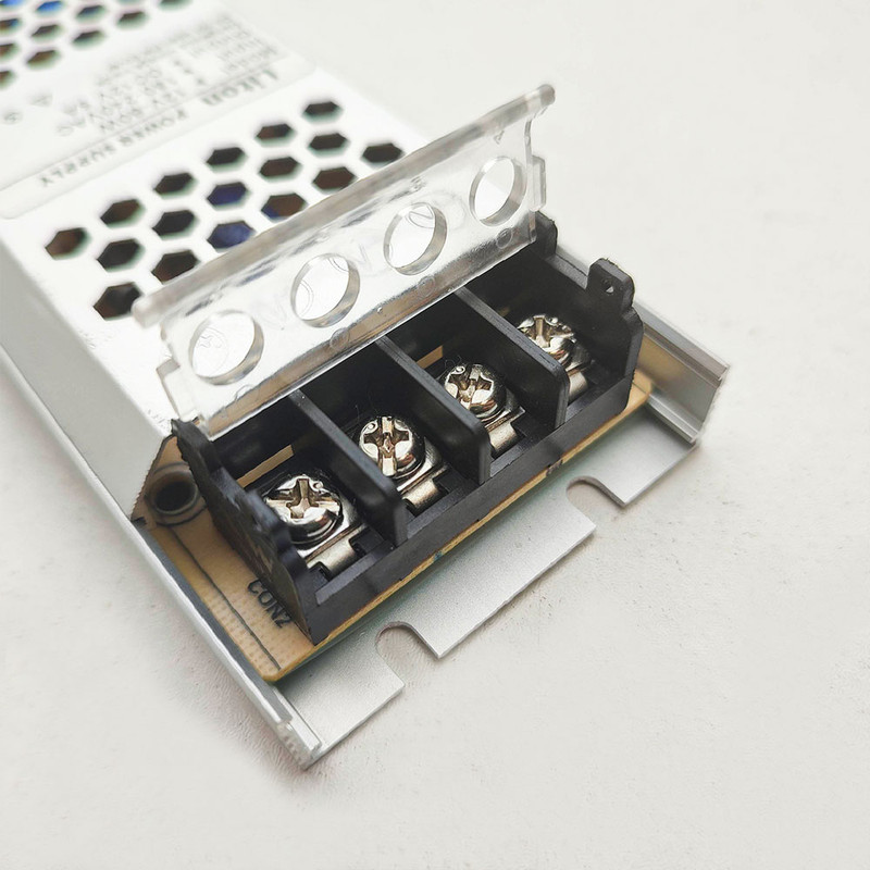 آداپتور سوئیچینگ 12 ولت 5 آمپر لیتون مدل اسلیم آداپتور سوئیچینگ 12 ولت 5 آمپر لیتون مدل اسلیم