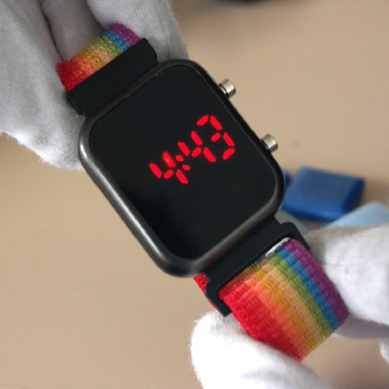 ساعت مچی دیجیتالی مدل چسبی ساعت مچی دیجیتالی مدل چسبی