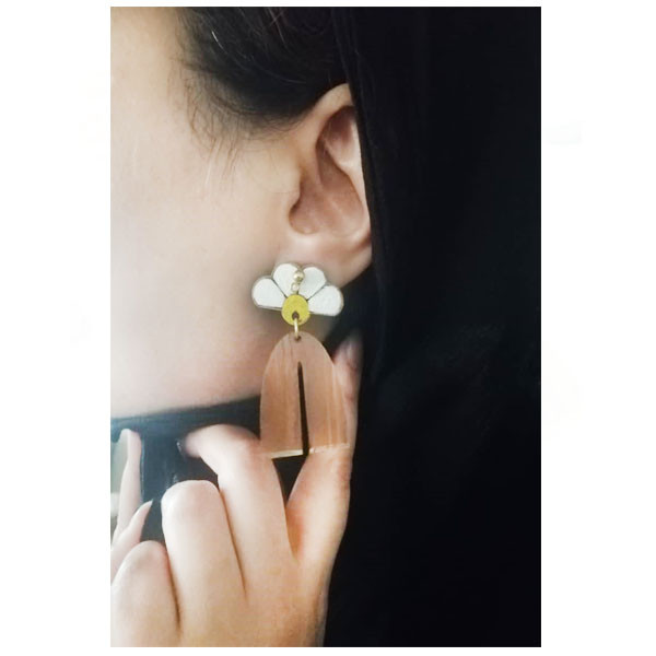 گوشواره زنانه مدل چوبی میخی طرح بابونه وحشی کد 14