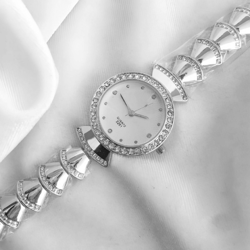 ساعت مچی عقربه‌ای زنانه مدل کوارتز بند دستبندی طرح پاپیون کد ۳