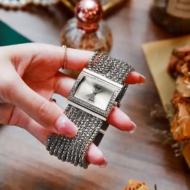 ساعت مچی عقربه ای زنانه کاچی مدل پهن کد 02