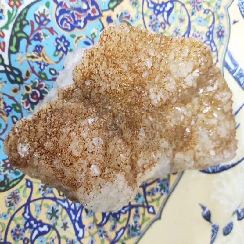 سنگ راف کوارتز مدل روی بستر عقیق ابی کد C8875