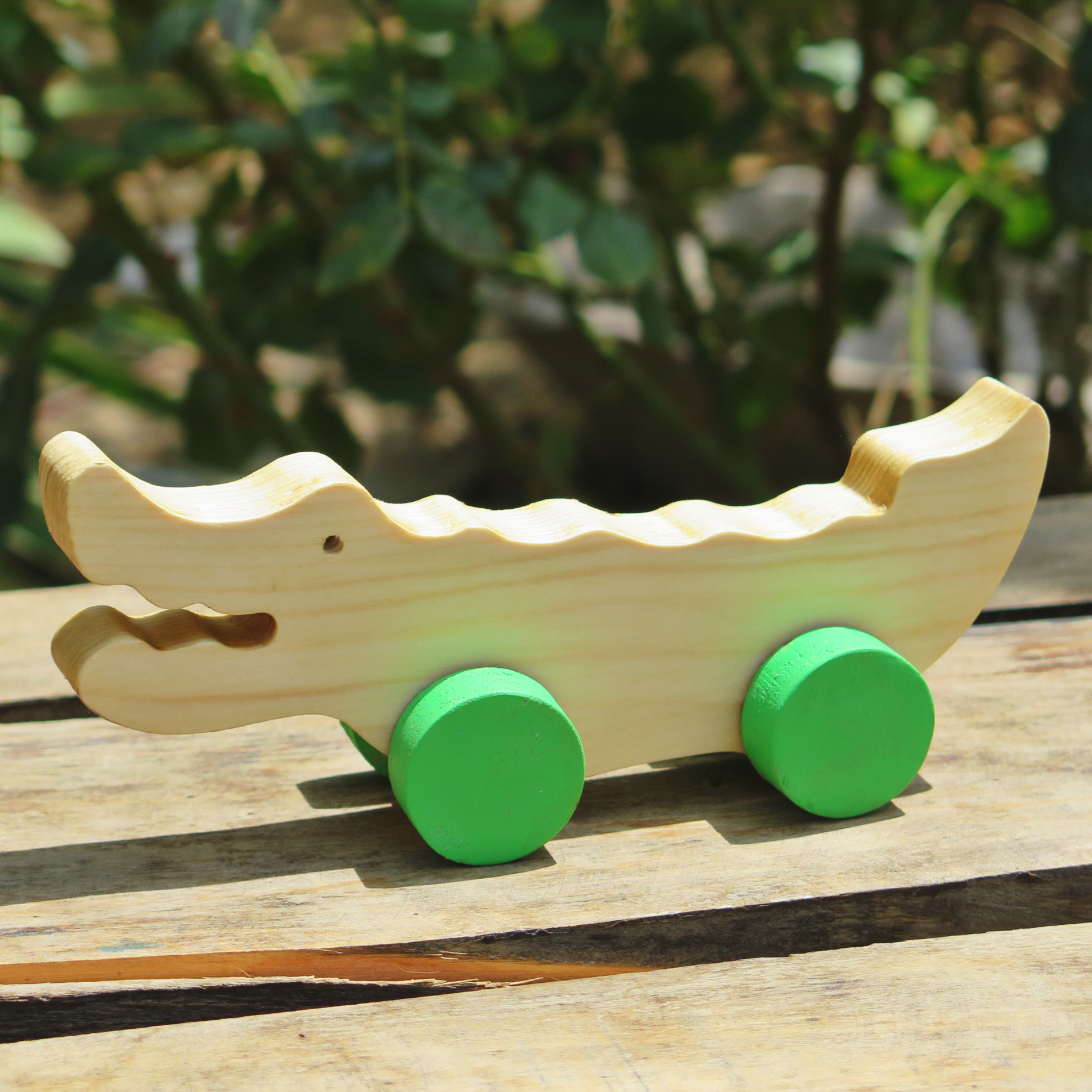 اسباب بازی چوبی مدل کروکودیل چرخ دار